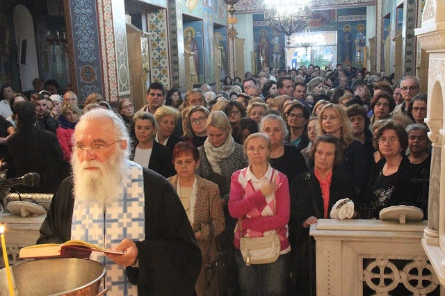 Παρατείνεται το προσκύνημα στο Άξιον Εστί, σήμερα παρά τη βροχή χιλιάδες προσκυνητές